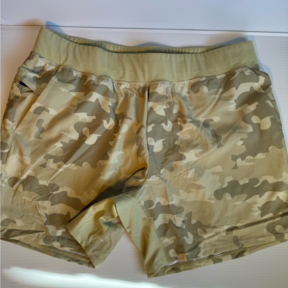 5” Treign Camo workout shorts NWOT